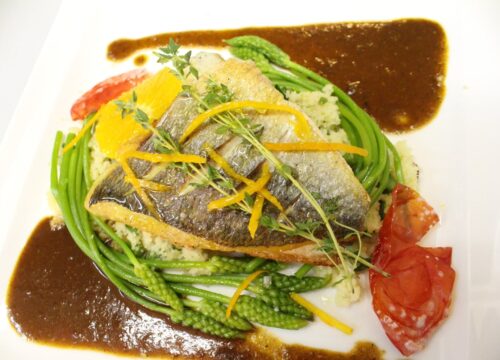 Fisch mit grünem spargel-min