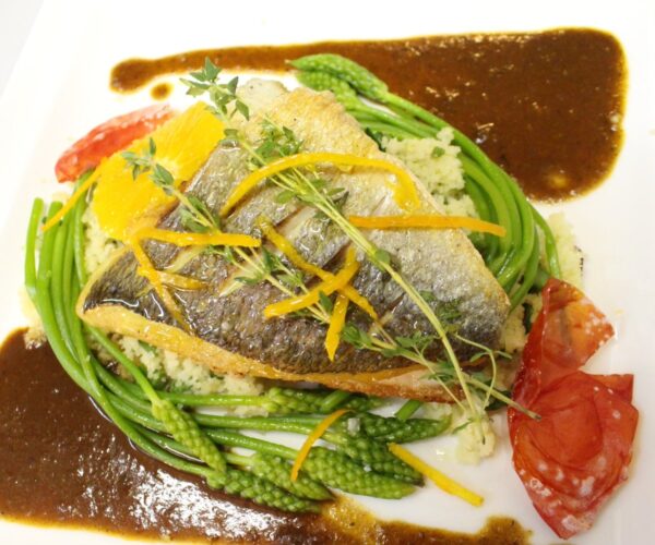 Fisch mit grünem spargel-min