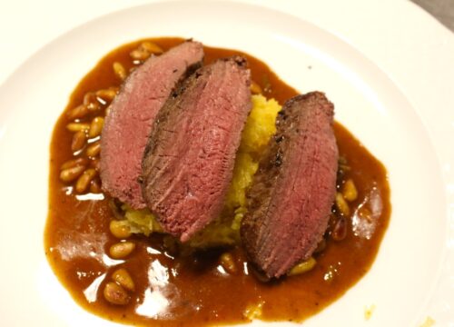 Rehkeule rosa gebraten, Limetten-Pinienkernsauce-min