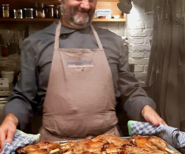 Claude mit Gänsekeulen-min