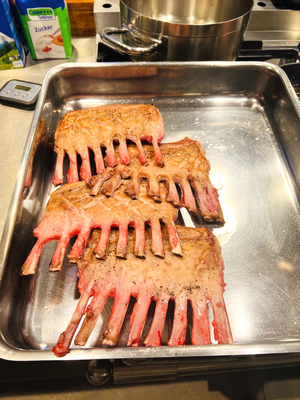 Rezept Lammkrone mit Petersilienkruste an Thymiansauce – Bild 4